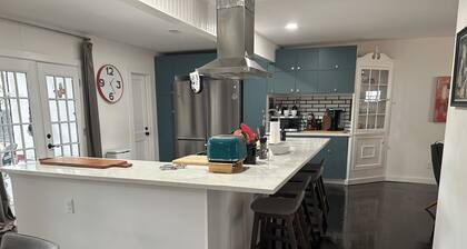 Charming 2-bedroom house with WiFi, AC in welcoming Monroe