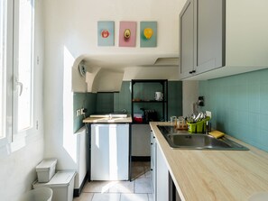 Fridge, oven, cookware/dishes/utensils