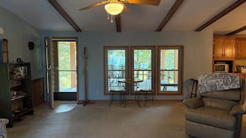 TV, lettore DVD, libri, videoteca