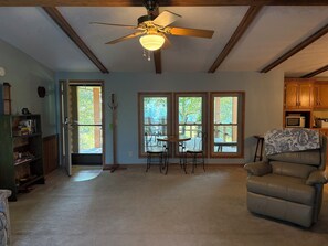 Télévision, lecteur de DVD, livres, vidéothèque