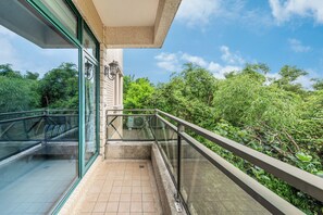 Queen Room with Balcony | Balcony - Regal Haven Elevator Hualien (Hualien City)