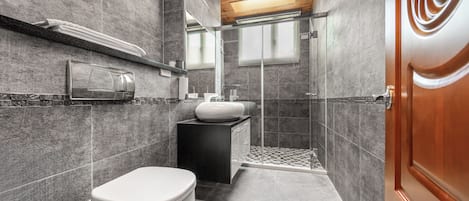 Chambre Double, vue montagne | Salle de bain | Douche, sèche-cheveux, chaussons, serviettes fournies