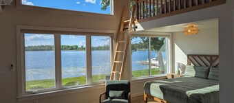 Bright and modern tiny home on the lake!