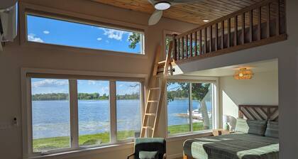 Bright and modern tiny home on the lake!
