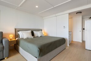 Escritorio, tabla de planchar con plancha, wifi gratis y ropa de cama 
