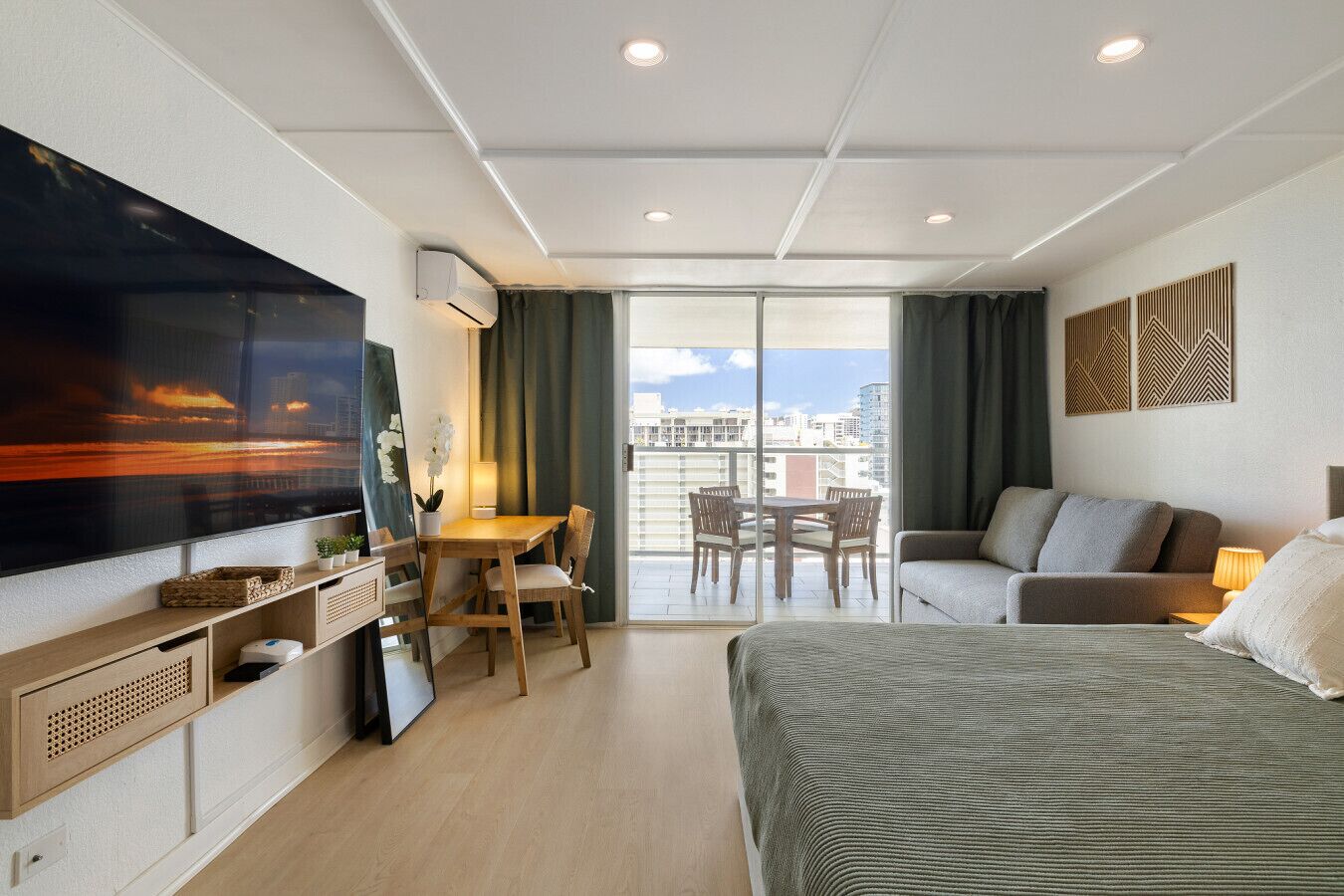 Skrivebord, strykejern/-brett, wi-fi (inkludert) og sengetøy