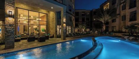 Hồ bơi ngoài trời