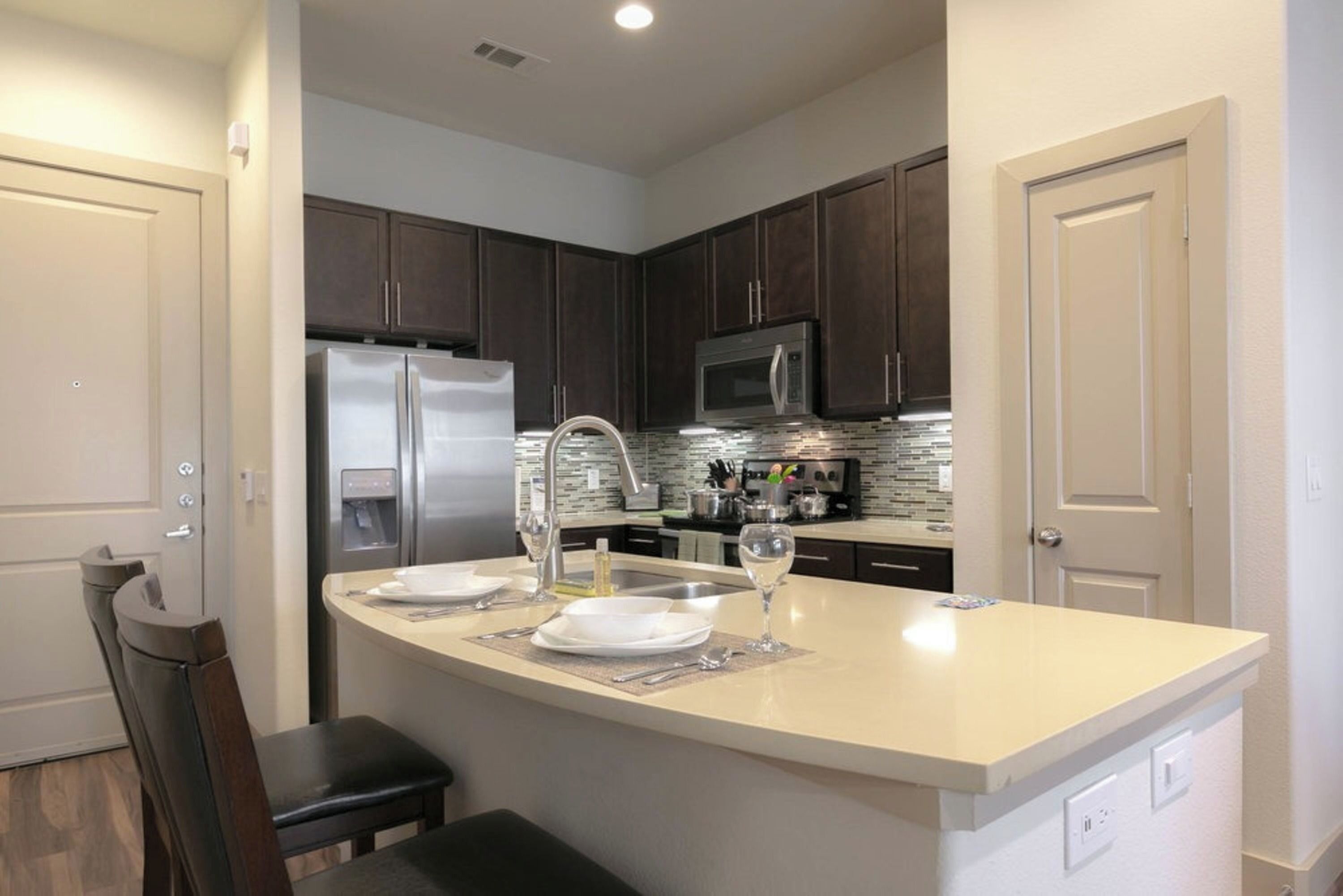 Condo Exclusive, 2 phòng ngủ | Bếp riêng | Tủ lạnh, lò vi sóng, lò nướng, bếp nấu 