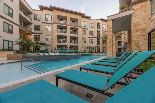 Outdoor pool - Spacious 2BR Condo at 7 Seventy (Houston)
