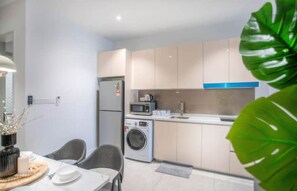Superior-Apartment, 1 Schlafzimmer, Balkon, Stadtblick | Eigene Küche | Kühlschrank, Mikrowelle, Herdplatte, Kochgeschirr/Geschirr/Besteck