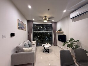 Free minibar items, desk, laptop workspace, soundproofing - Moon Homestay 96 (Hanoi)