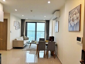 Familienapartment, Balkon, Stadtblick | Minibar (mit einigen kostenlosen Artikeln), Schreibtisch