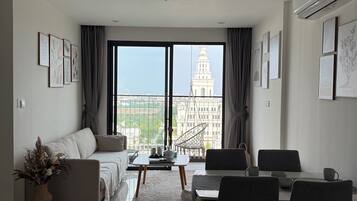 Familie appartement, balkon, uitzicht op de stad | Woonruimte