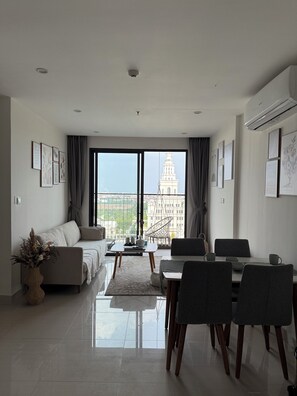 Familie appartement, balkon, uitzicht op stad | Woonruimte