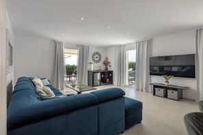 Vila lua de mel, vários quartos, ao lado da montanha (Villa Ivona di San Lorenzo Private) | Área de estar | TV de tela plana 21 polegadas com canais digitais