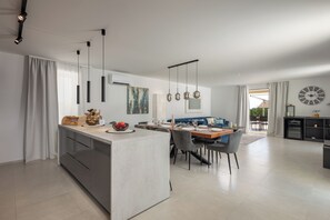 Vila lua de mel, vários quartos, ao lado da montanha (Villa Ivona di San Lorenzo Private) | Opções para refeição