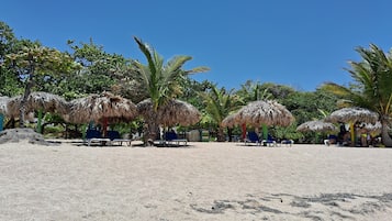 Perto da praia, areia branca