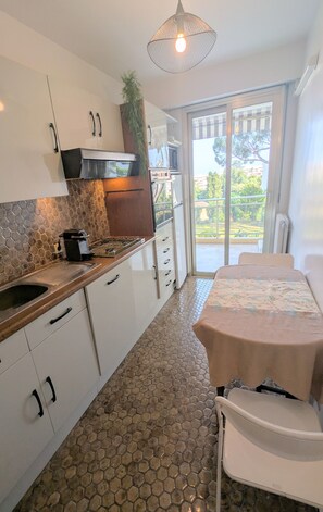 Geladeira, micro-ondas, fogão, lava-louças