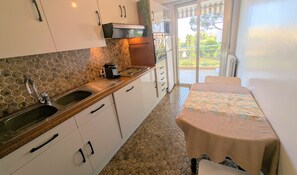 Kühlschrank, Mikrowelle, Ofen, Geschirrspüler