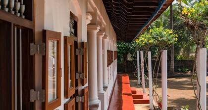 Kuttanad Kayak Club- Riverside Heritage Homestay In Alleppey Backwater village
