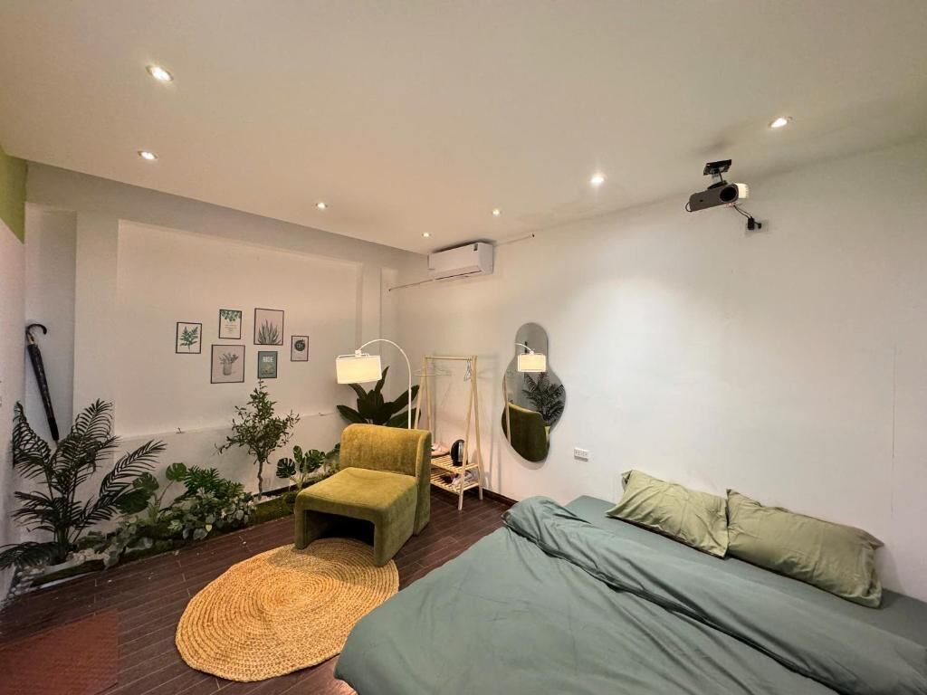 Desk, blackout curtains, soundproofing, free WiFi