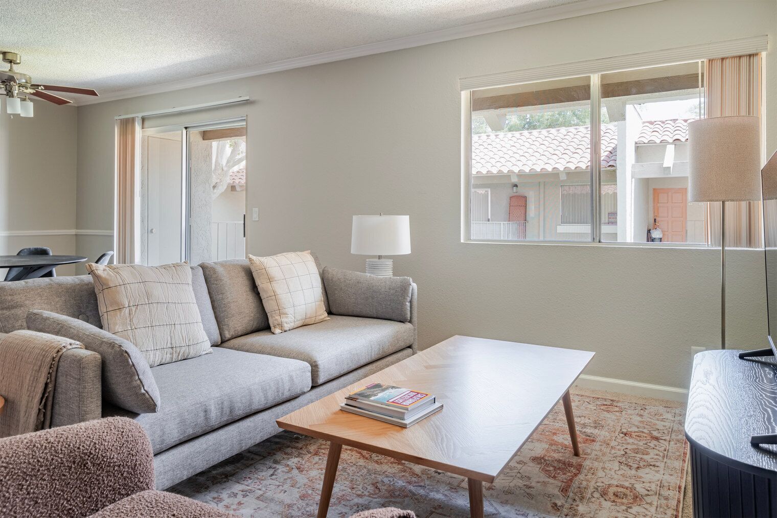 Een televisie en een stereo