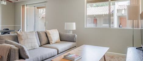 Een televisie en een stereo