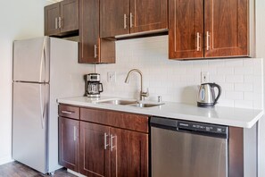 Een koelkast, een magnetron, een oven, een kookplaat