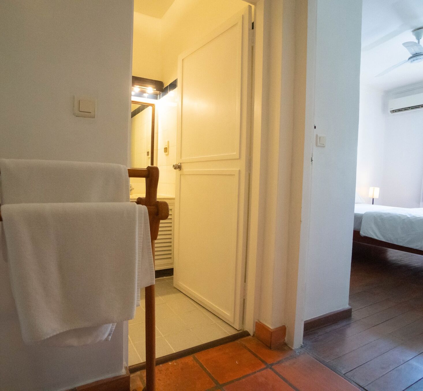 One Bedroom Apartment, Garden & Pool | Kamar mandi | Kombinasi shower/bathtub dan handuk