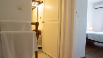One Bedroom Apartment, Garden & Pool | Kamar mandi | Kombinasi shower/bathtub dan handuk