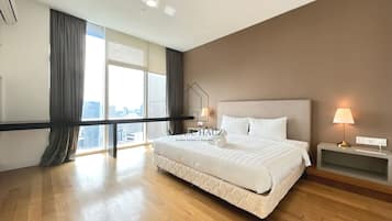 Superior Apartment, 3 Bedrooms, Balcony, City View | Meja, ruang kerja komputer riba, Wi-fi percuma, cadar katil