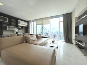 Apartamento superior, 3 habitaciones, balcón, vistas a la ciudad | Zona de estar | Televisión de 35 pulgadas con canales por cable