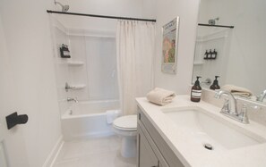 Sèche-cheveux, serviettes fournies, savon, papier toilette