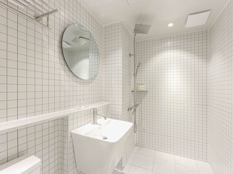 Sèche-cheveux, serviettes fournies, shampoing, papier toilette