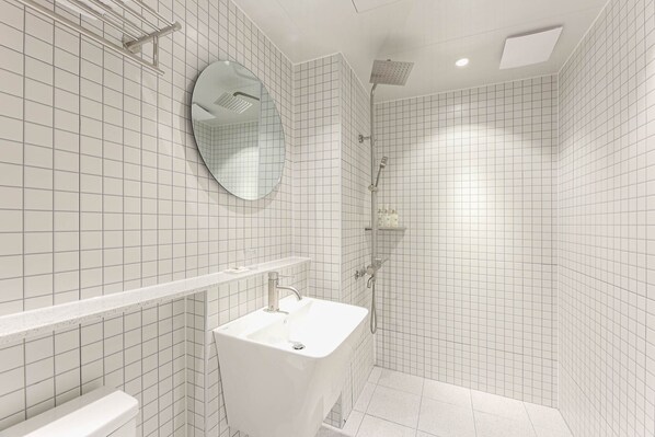 Chuveiro, secador de cabelo, toalhas de banho, shampoo