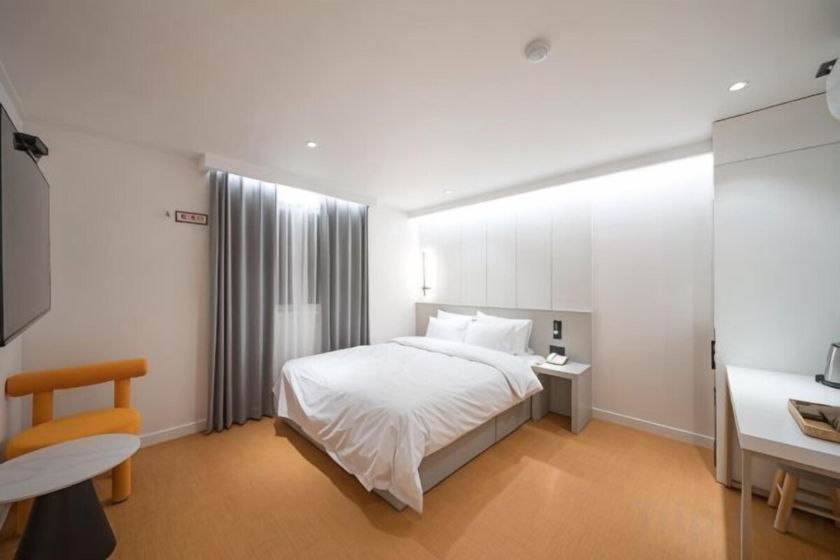 WiFi (free), individually decorated, individually furnished, bed sheets