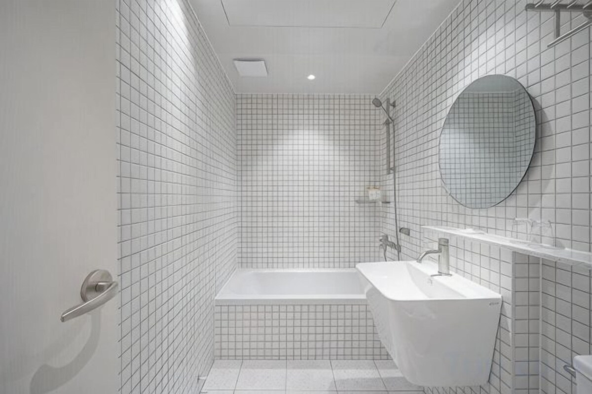 Hair dryer, towels, shampoo, toilet paper