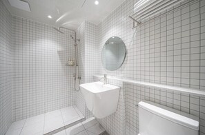 Quarto casal standard | Banheiro | Chuveiro, secador de cabelo, toalhas de banho, shampoo