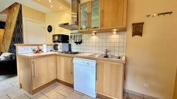 Microwave, oven, dishwasher, coffee/tea maker