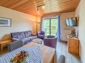 TV - Stay at the wine-farmer, directly at the Moselle (Trittenheim)