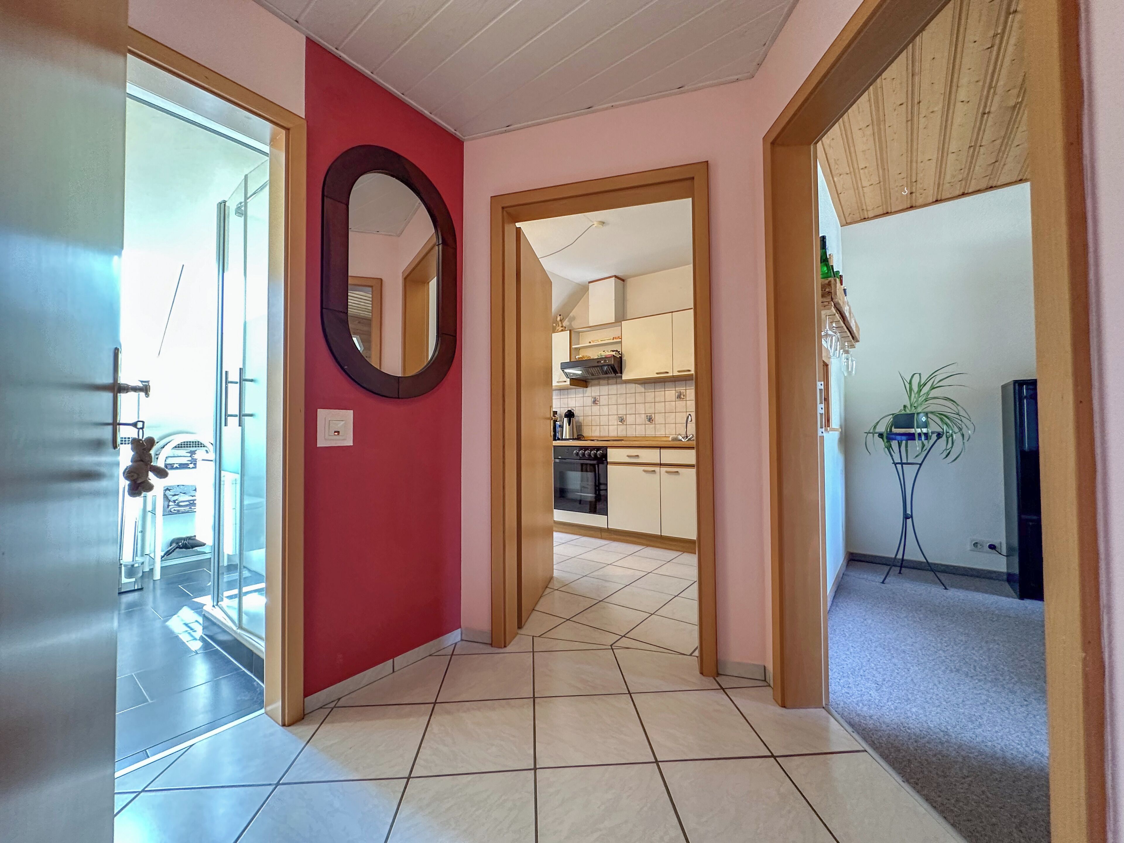 Kühlschrank, Ofen, Herdplatte, Wasserkocher mit Kaffee-/Teezubehör