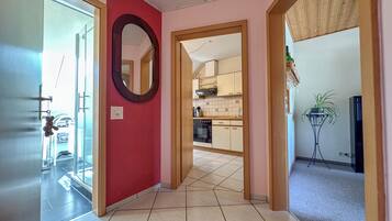 Kühlschrank, Ofen, Herdplatte, Wasserkocher mit Kaffee-/Teezubehör