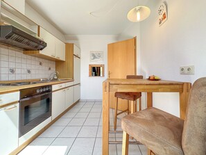 Fridge, oven, stovetop, coffee/tea maker