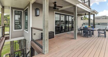 Beautiful spacious 4 bedroom house on the lake. Gorgeous pool and amazing views!
