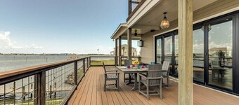 Beautiful spacious 4 bedroom house on the lake. Gorgeous pool and amazing views!