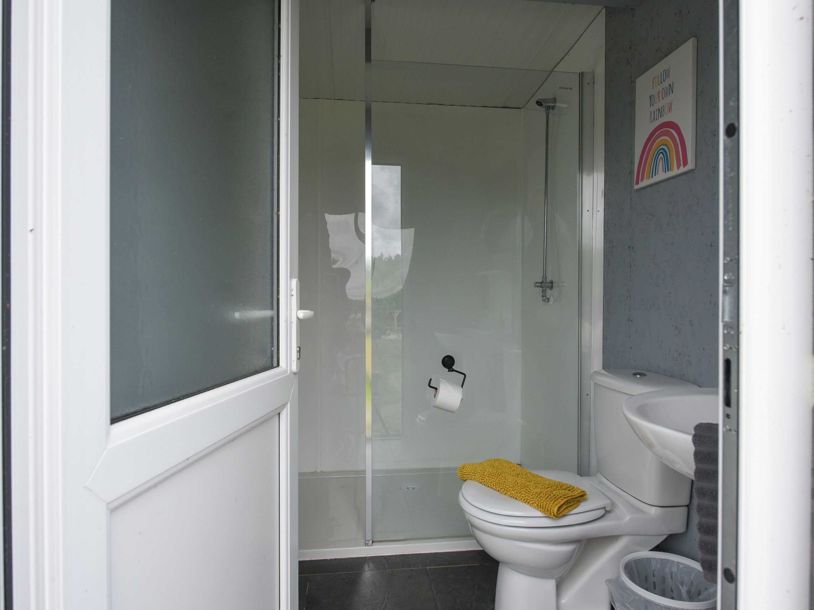 Un baño con cabina de ducha de vidrio, inodoro y bidé.