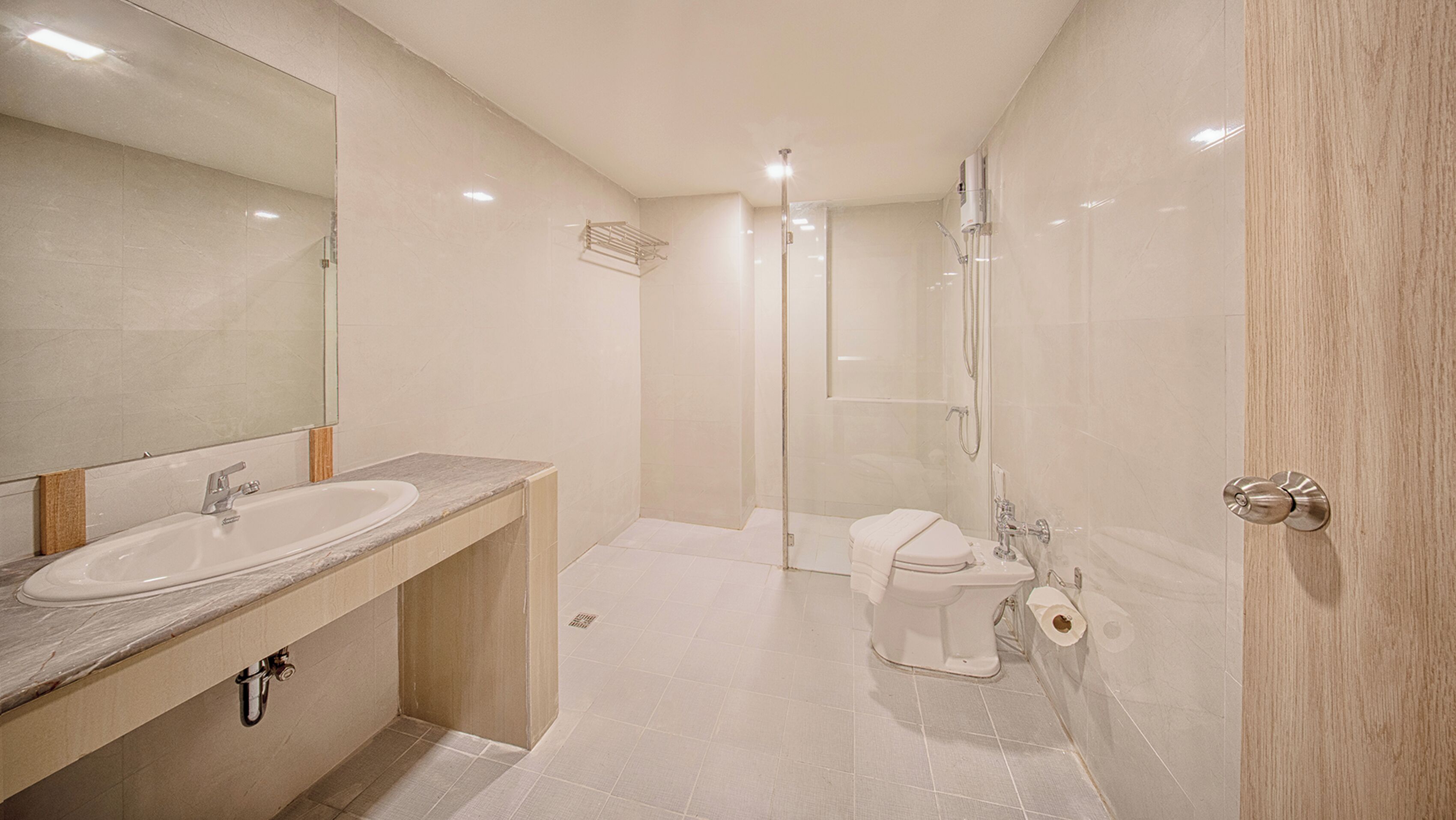 Family Suite Room | Badeværelse | Bruser, håndklæder, Sæbe, Shampoo