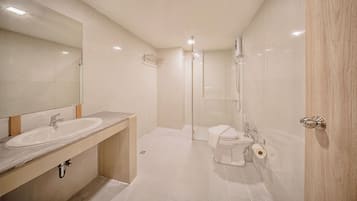 Family Suite Room | Badezimmer | Dusche, Handtücher, Seife, Shampoo