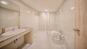 Family Suite Room | Baño | Ducha, toallas, jabón y champú