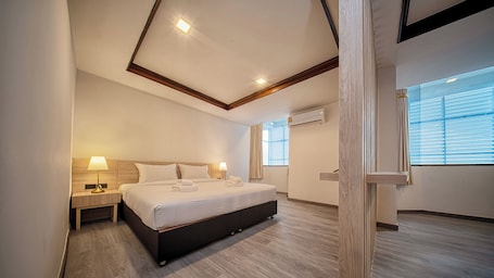 Family Suite Room | Blackout drapes, free WiFi, bed sheets